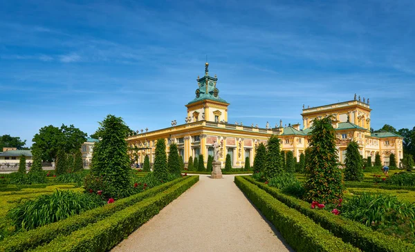 Wilanow 'daki saray, Polonya Kralı III. Jan Sobieski' nin barok evi. Bahçenin dış görünüşü.