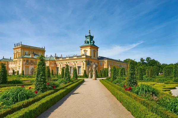 Wilanow 'daki saray, Polonya Kralı III. Jan Sobieski' nin barok evi. Bahçenin dış görünüşü.