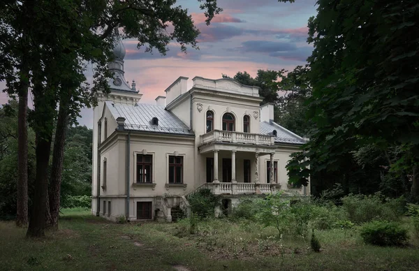 Milanowek 'teki terk edilmiş villa 