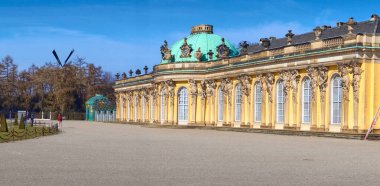 Baharda Almanya 'nın Potsdam kentindeki Sanssouci Sarayı cephesi