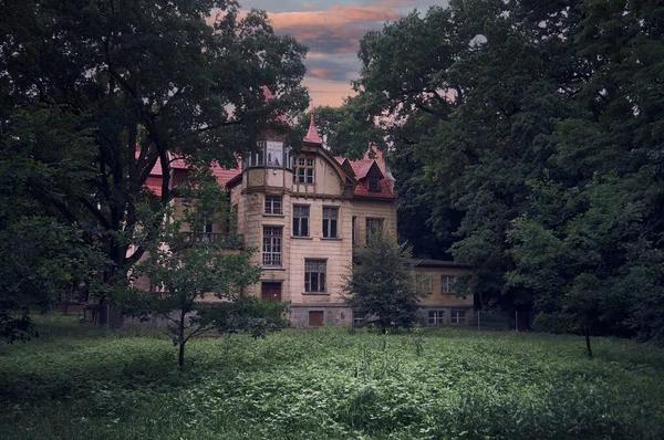Elhagyott Villa Turczynek Milanowekben Lengyelországban Egy Eklektikus Épület Egy Elhanyagolt — Stock Fotó