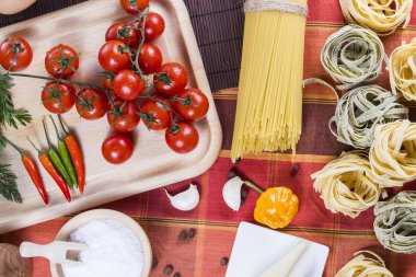 Spagetti ve makarna maddeler