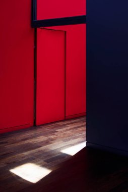 Odada kırmızı ve mavi duvarlar var. Asgari konsept fikir yaratıcı.