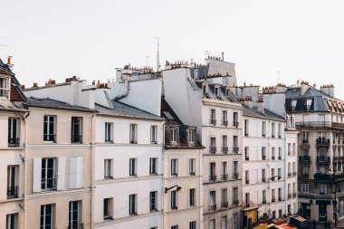 Balkonlu ve pencereli Fransız evleri. Apartman binaları. Paris, Fransa.