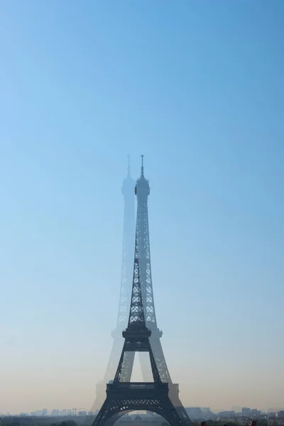 旅行概念 法国巴黎的埃菲尔铁塔 欧洲的旅游业 欧洲的最高目的地 相机镜头中的塔楼模糊不清 — 图库照片