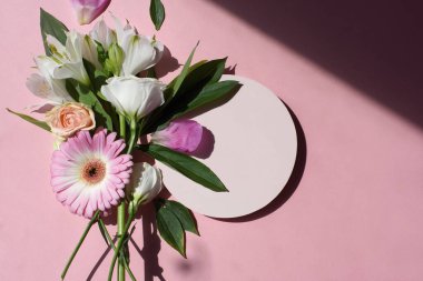 Güzel bir buket çiçek. Şakayık buketi, güller, boş yuvarlak gerberalar pembe bir arka planda izole edilmiş şekilde taklit edilmiş. Düz yerde, üst tarafta. Çiçek arkaplan. Metnini ekle. Çiçek bileşimi.