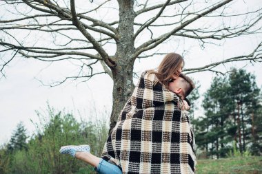 Romantik çift ormanda iyi vakit geçirir ve birbirlerinin tadını çıkarırlar. Sarılın ve gülümseyin. Yaşam biçimi.