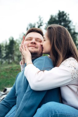 Romantik çift ormanda iyi vakit geçirir ve birbirlerinin tadını çıkarırlar. Sarılın ve gülümseyin. Yaşam biçimi.