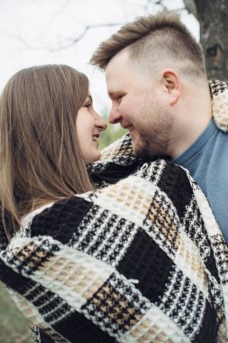 Romantik çift ormanda iyi vakit geçirir ve birbirlerinin tadını çıkarırlar. Sarılın ve gülümseyin. Yaşam biçimi.
