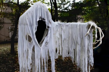 Jack 'in hayaleti, Cadılar Bayramı' nda kefeni yırtılmış bir şekilde fenerde geziyor. Bahçedeki kabuğu soyulmuş beyaz bir kefende yüzü olmayan ürkütücü bir hayalet. Karanlık bir parkta cadılar bayramı partisi için kemikli bir el dekoru olan annem.