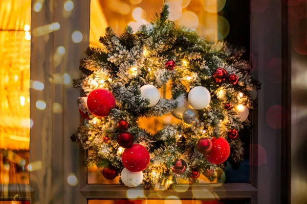 Julkrans Gran Grenar Med Runda Bollar Rött Vitt Och Gyllene — Stockfoto