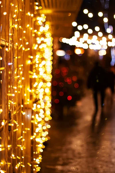 Fondo Con Luces Navidad Bokeh Borroso Guirnaldas Navidad Las Calles —  Fotos de Stock