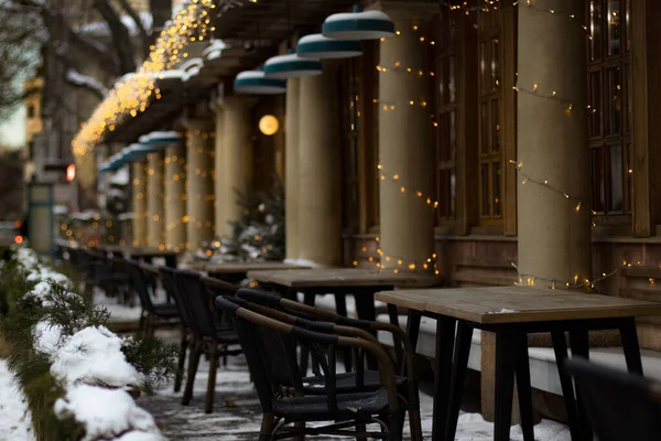 Une Terrasse Soir Dans Neige Avec Des Tables Des Chaises — Photo