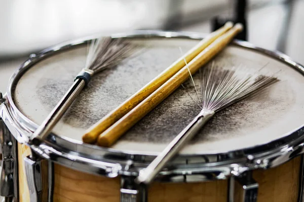 Drum Sticks Wire Brushes Old Leather Drum Detail Snare Drum — Stock Photo, Image