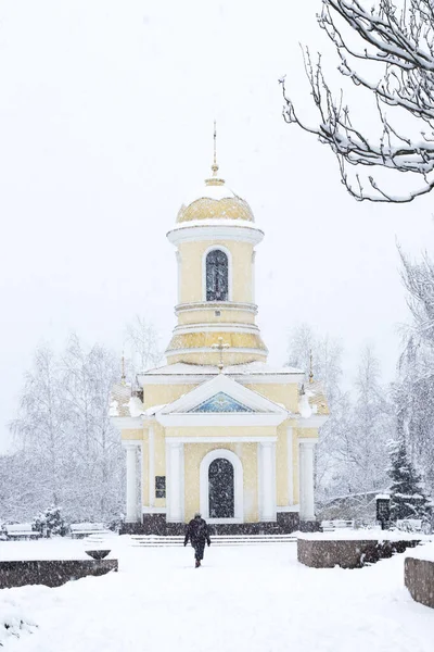 Nieve Invierno Ciudad Paisaje Urbano Capilla Cristiana Bajo Nieve Ciudad — Foto de Stock