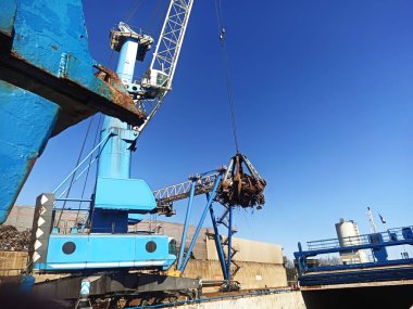 Hurda metal / Crane manipülatörünün hurda metal yükleme ve geri dönüşümü için yükleme ve boşaltma işlemleri için port ekipmanı.