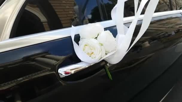 Decoración Floral Coche Bodas Con Ramo Rosas Blancas Con Cintas — Vídeo de stock