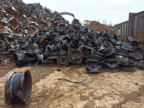 Pile Broken Car Rims Junkyard Worn Metal Car Rims Ready — Stock Photo, Image