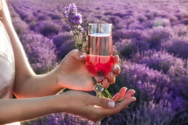 Menina Piquenique Campo Lavanda Provence Com Copo Vinho Francês Rosa — Fotografia de Stock