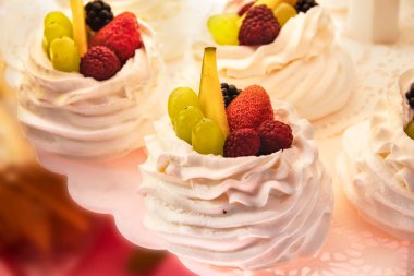 Pastalar, hazırlıklar ve lezzetli pastaların satışı. Avustralya ve Yeni Zelanda kremalı Pavlova kremalı, kremalı ve taze meyveli kremalı tatlı. Doğal taze ürünlerden yapılmış lezzetli bir pasta..