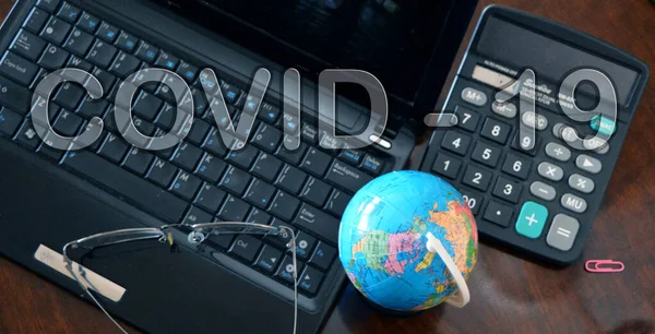 Laptop Mesa Escritório Com Globo Mouse Sobre Ele — Fotografia de Stock