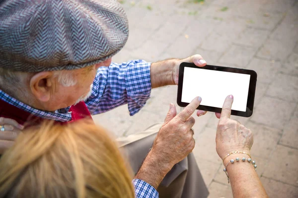 Hand senior man och kvinna med hjälp av mobiltelefon — Stockfoto