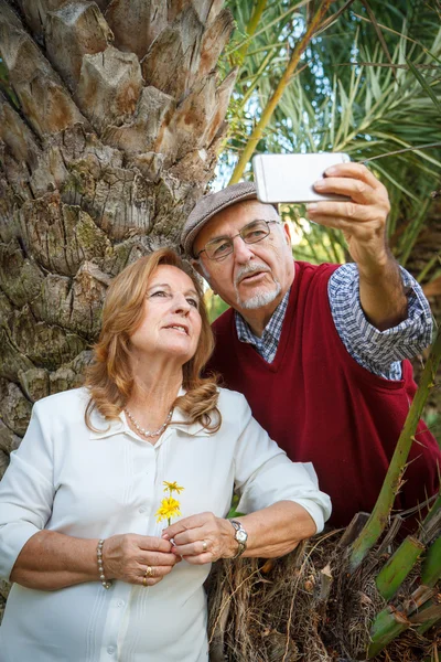 Seniorin und Seniorin beim Selbstporträt — Stockfoto