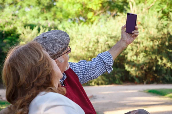 Senior man en senior vrouw doen een selfie — Stockfoto