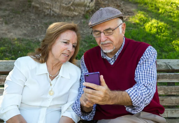 Äldre man och senior kvinna gör ett självporträtt — Stockfoto