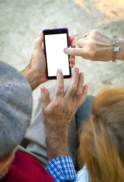 Mão homem sênior uma mulher usando telefone celular — Fotografia de Stock