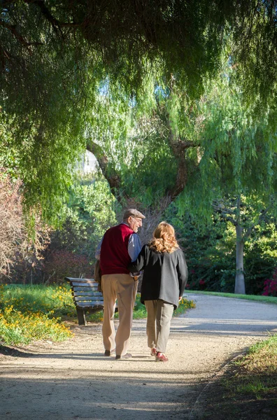 スペインの公園で歩くシニア カップル — ストック写真