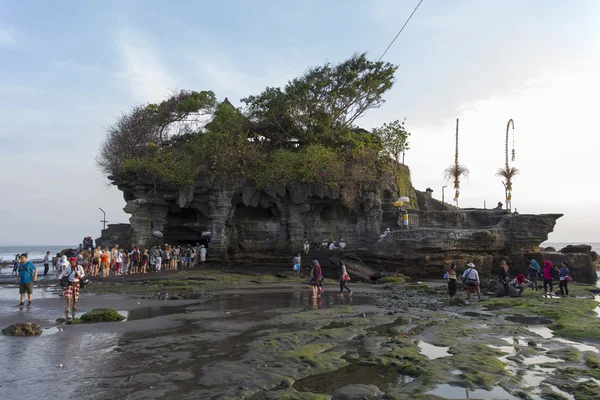 Famoso templo de Tanah Lot en el mar en la isla de Bali Indonesia con blu — Foto de Stock