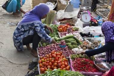 kadın Labuanbajo bir sokak pazar sebze satan