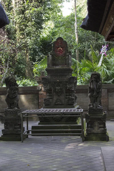 Gamla sten skulptur i balinesisk djungeln — Stockfoto