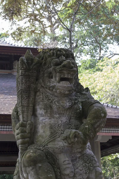 Старинная каменная скульптура в балийских джунглях — стоковое фото