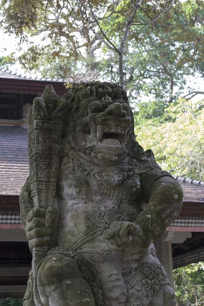 Antike Steinskulptur im balinesischen Dschungel — Stockfoto