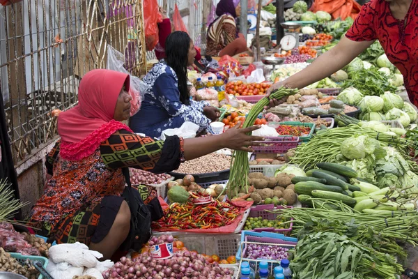 Una mujer está vendiendo verduras en un mercado callejero en Labuanbajo —  Fotos de Stock