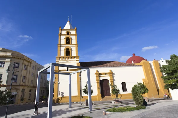 Straßenansicht der Kirche in holguin, kuba. — Stockfoto