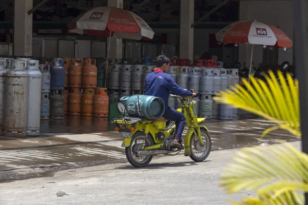 Unidentified men is carrying gas cilinder in motorcycles — Stock Photo, Image