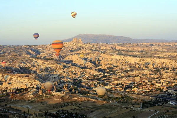 Heißluftballonfahrt über die Feenschornsteine Kappadokiens — Stockfoto