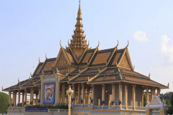 Der königliche Palast von Phnom Phen an einem sonnigen Aprilmorgen — Stockfoto