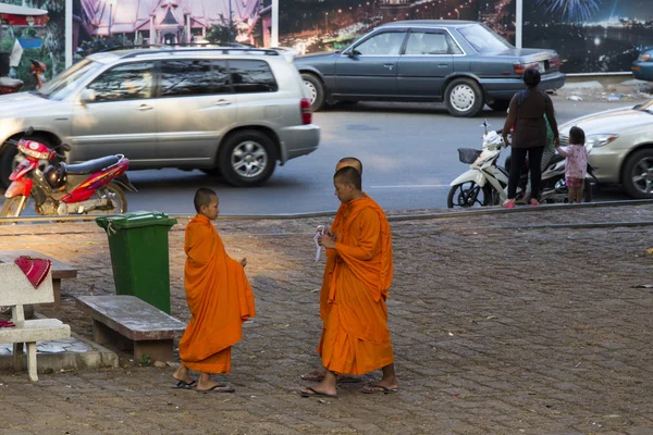 Des moines cambodgiens marchent dans la rue à Kampot — Photo