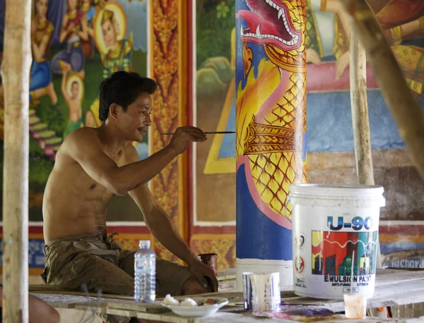 Junge kambodschanische Künstlerin bemalt Tempel in der Nähe von Kampot. — Stockfoto