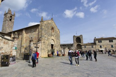 Monteriggioni Si şehir için önemli bir savunma hattı yapıldı.