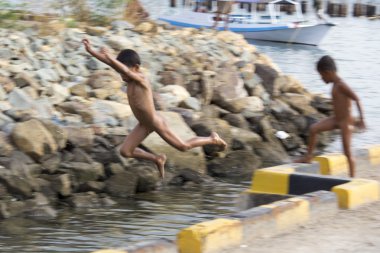 iskelede oynayan çocuk