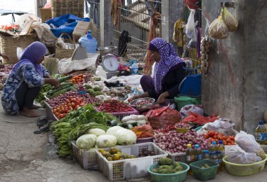sokakta tropikal meyve satıyor