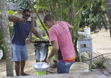 şeker kamışı suyu hazırlık iki Küba çocuklar tarafından