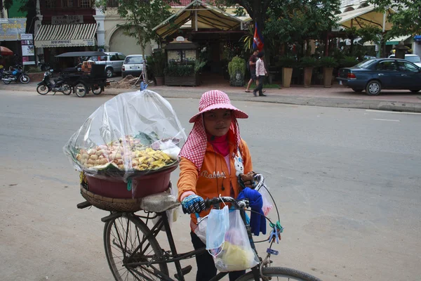 Vrouw met fiets die snoep verkocht — Stockfoto