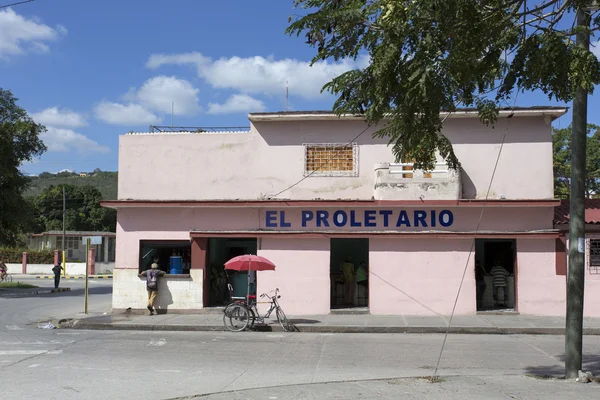 Calle vista en Camaguay, restaurante El Proletario — Foto de Stock