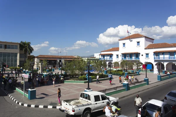 Ulica widok placu w Holguin, Kuba — Zdjęcie stockowe